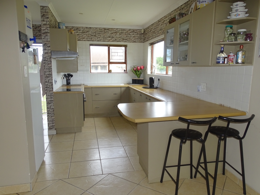 4 Bedroom Property for Sale in Wavecrest Eastern Cape